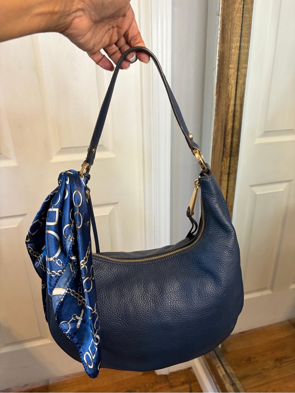 Michael Kors Bedford Navy Pebbled Leather Hobo with Gold Hardware and Scarf - Picture 2 of 9